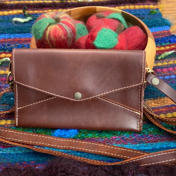 Portland Leather Goods Convertible Envelope Crossbody Bag - Picture 11 of 12